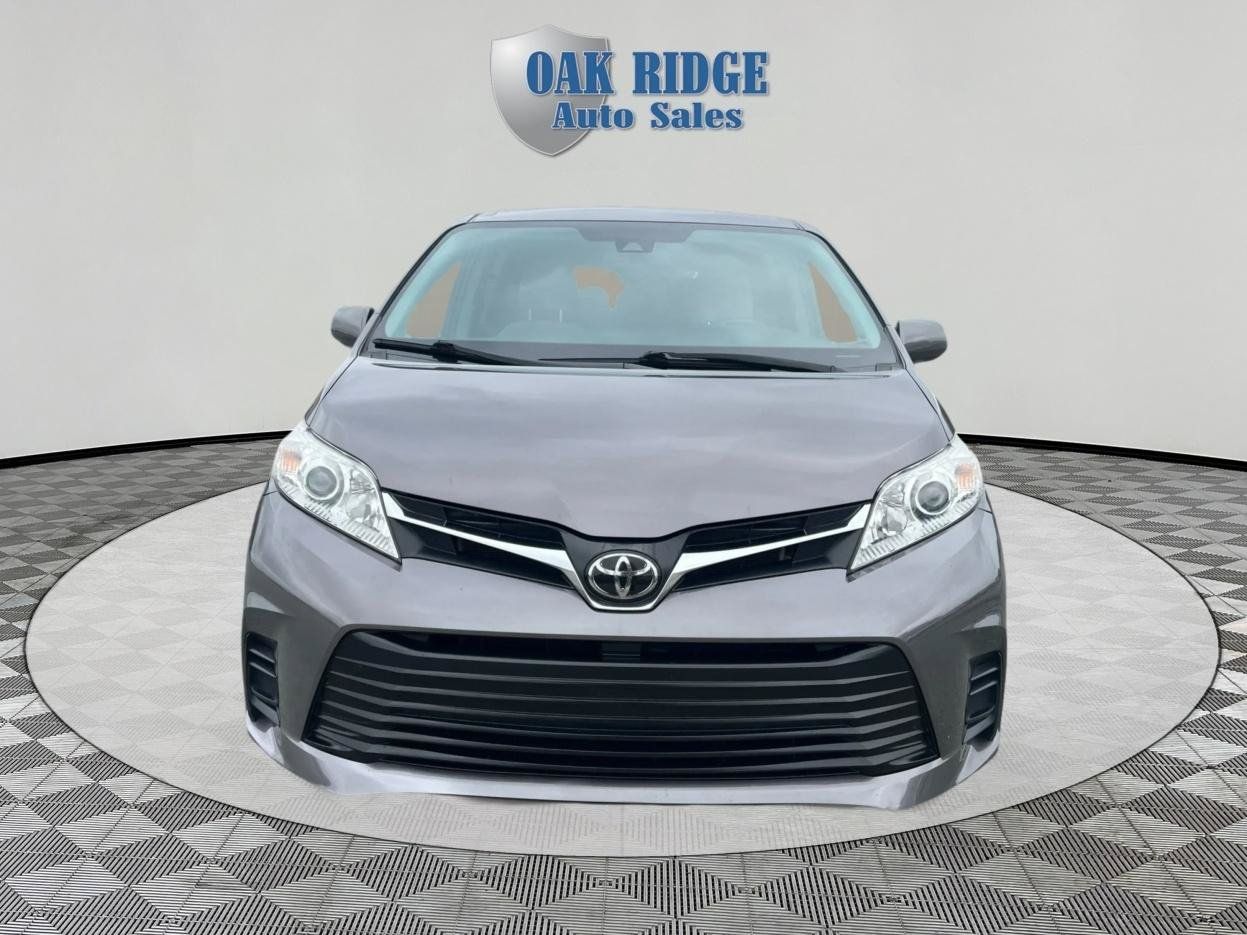 Used 2019 Toyota Sienna LE FWD image 2
