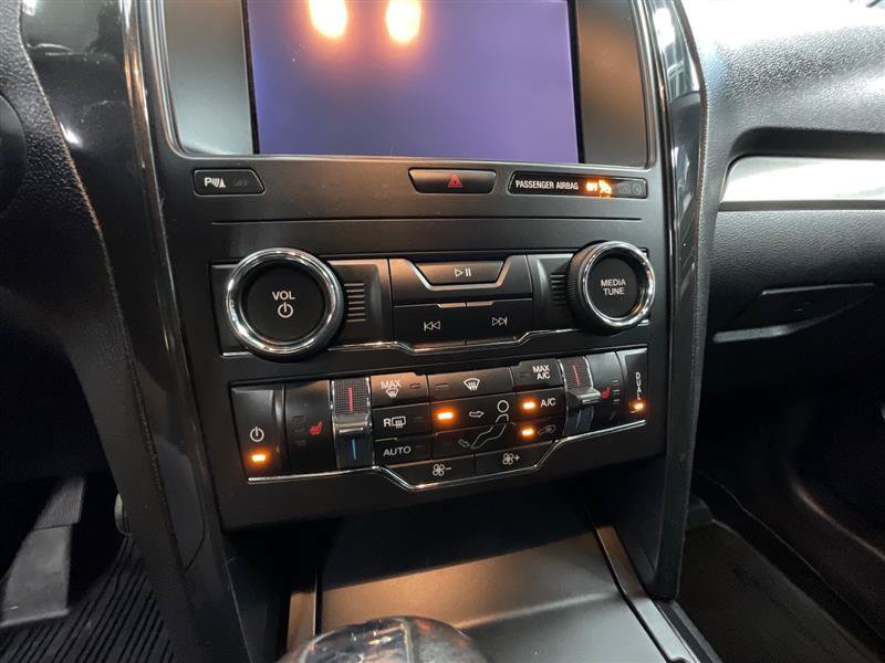 Used 2019 Ford Explorer XLT w/ Equipment Group 201A AWD/4WD image 16