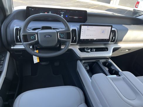 New 2025 Ford Expedition Active image 15