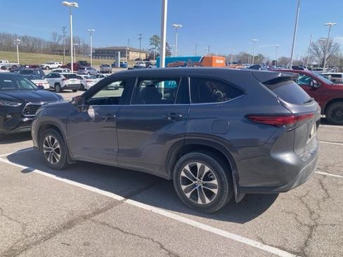 Used 2022 Toyota Highlander XLE image 4