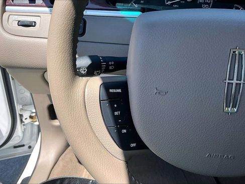 Used 2005 Lincoln Town Car Signature image 11