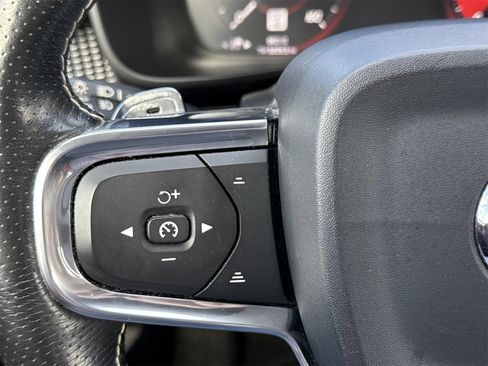 Used 2019 Volvo XC40 T4 R-Design image 21