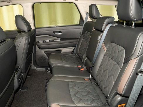 New 2026 Nissan Pathfinder Platinum image 17