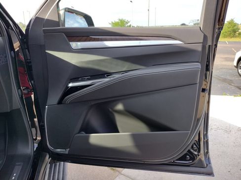 Used 2026 Cadillac Escalade Platinum Sport w/ LPO, Floor Liner Package AWD/4WD image 30