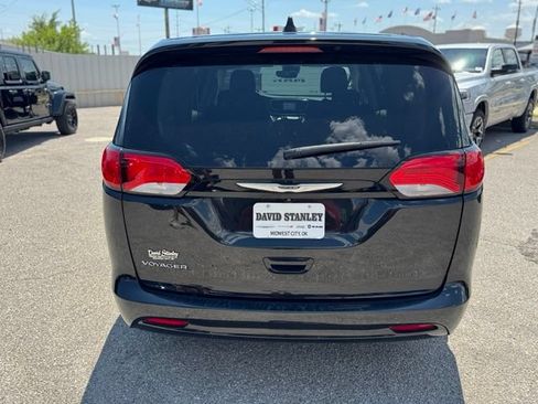 Used 2023 Chrysler Voyager LX FWD image 5