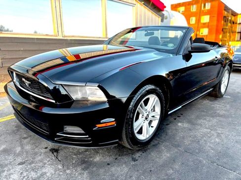 Used 2014 Ford Mustang Convertible image 3