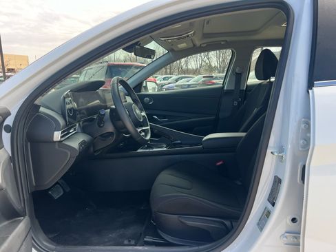 Certified 2025 Hyundai Elantra SEL image 23