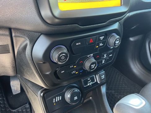 Used 2023 Jeep Renegade Latitude AWD/4WD image 24