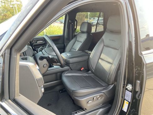 Used 2025 GMC Yukon Denali RWD image 18