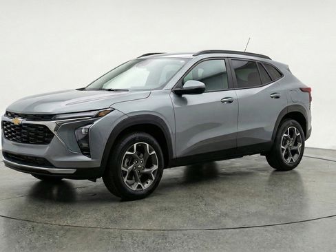 Used 2025 Chevrolet Trax LT image 3