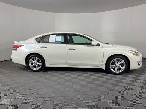 Used 2015 Nissan Altima 2.5 SV w/ Convenience Package FWD image 12