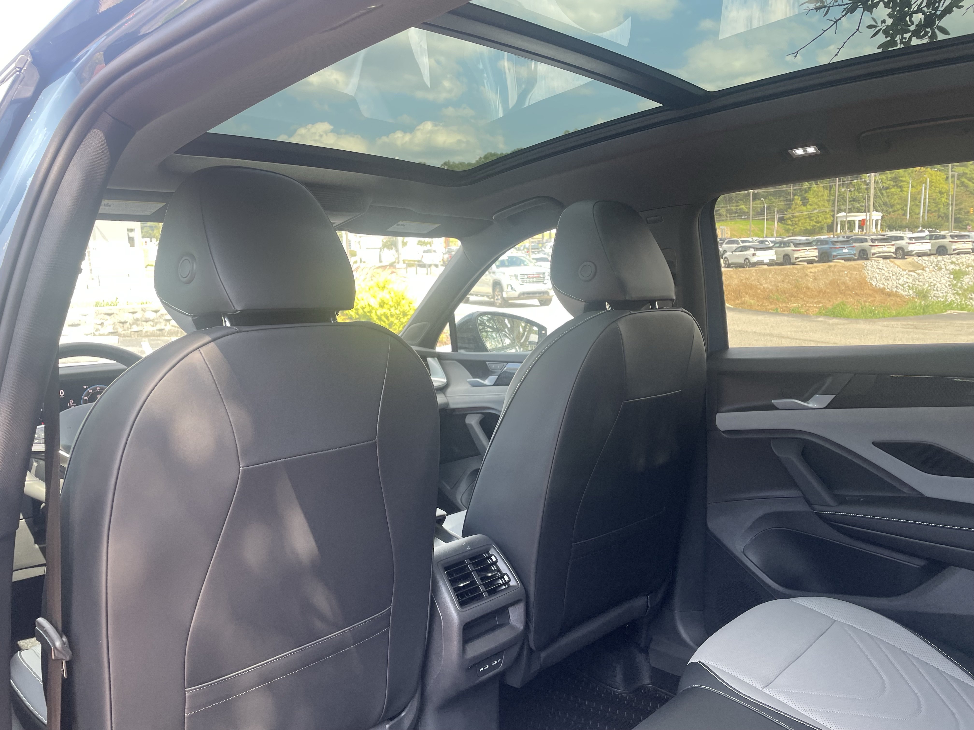 New 2026 Volkswagen Tiguan SE R-Line FWD image 13