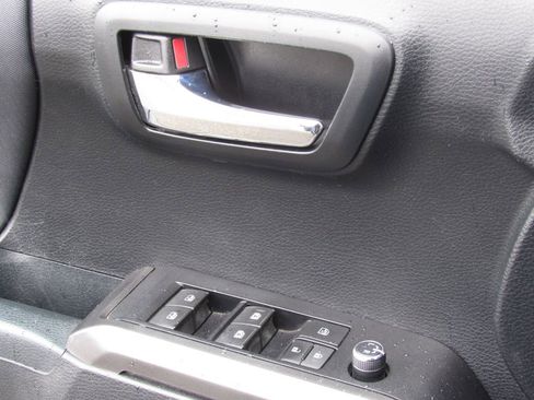 Used 2016 Toyota Tacoma TRD Off-Road image 29