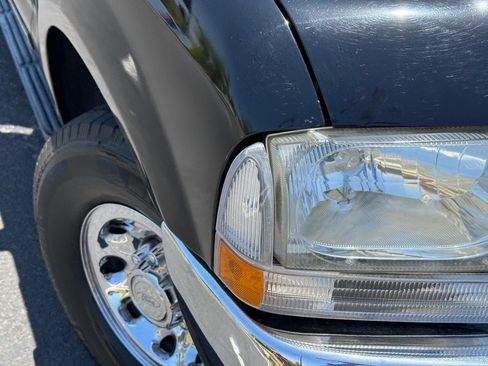 Used 2004 Ford Excursion XLT RWD image 3