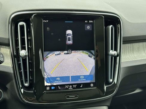 Used 2023 Volvo XC40 B5 Plus AWD/4WD image 4