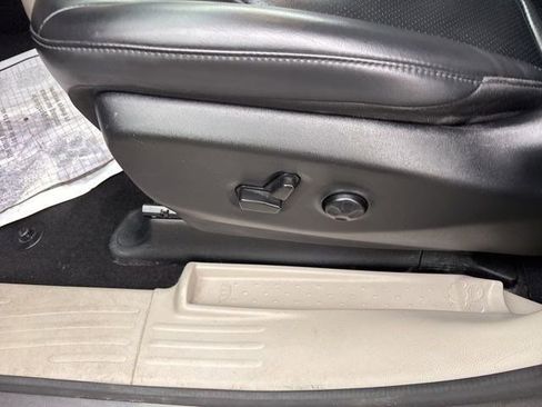 Used 2023 Chrysler Pacifica Touring-L image 12