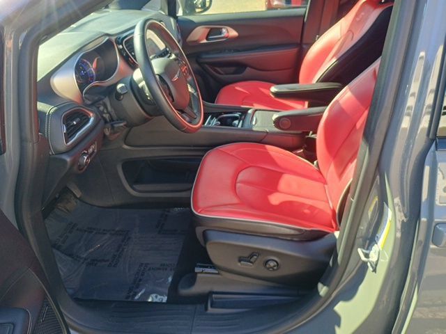 Used 2021 Chrysler Pacifica Limited w/ Uconnect Theater Family Group FWD image 24