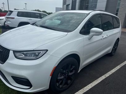 Used 2022 Chrysler Pacifica Touring-L w/ Uconnect Theater Family Group