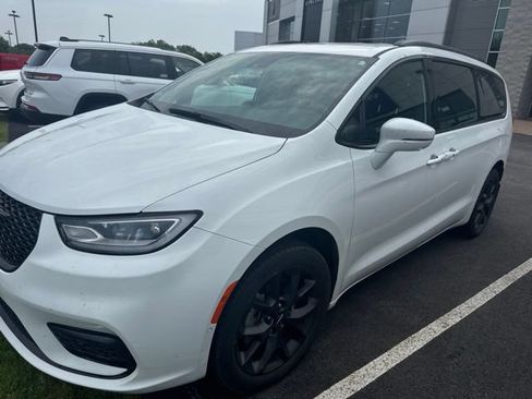 Used 2022 Chrysler Pacifica Touring-L w/ Uconnect Theater Family Group AWD/4WD image 1