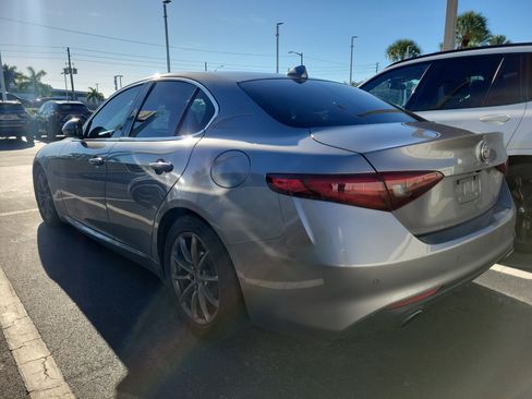 Used 2017 Alfa Romeo Giulia RWD image 4
