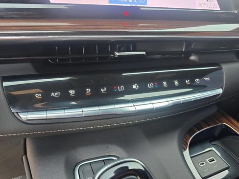 Used 2023 Cadillac Escalade Premium Luxury AWD/4WD image 19
