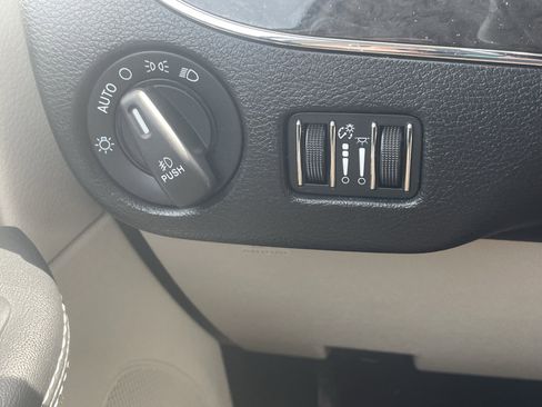 Used 2016 Chrysler Town & Country Touring image 14