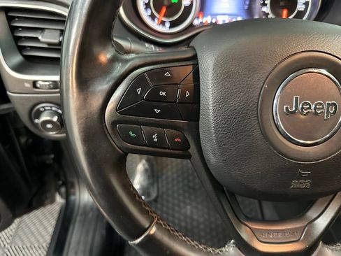 Used 2019 Jeep Cherokee Trailhawk AWD/4WD image 15