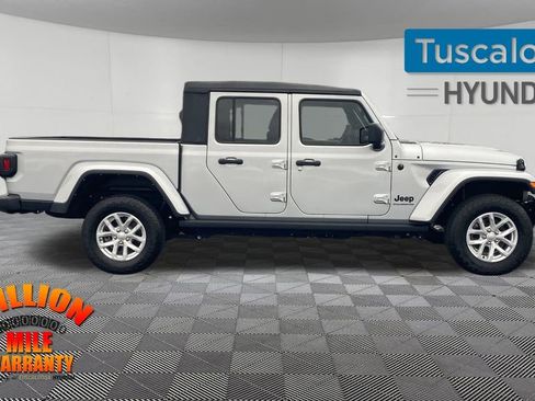 Used 2023 Jeep Gladiator Sport image 10
