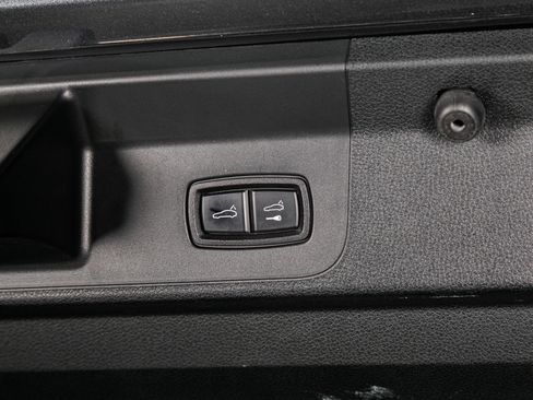 Used 2018 Porsche Panamera 4 image 30