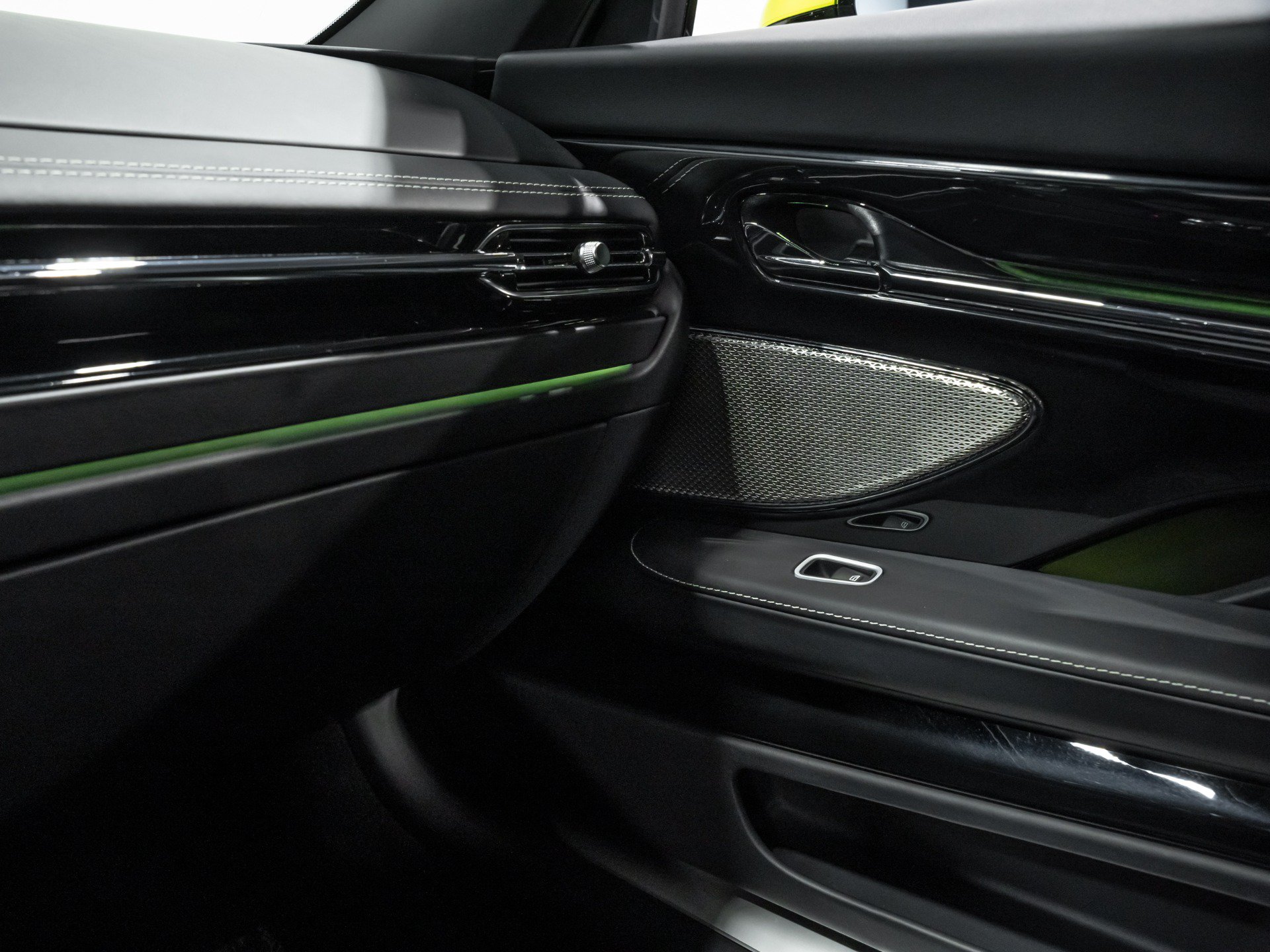 Used 2024 Aston Martin DB12 Coupe RWD image 51