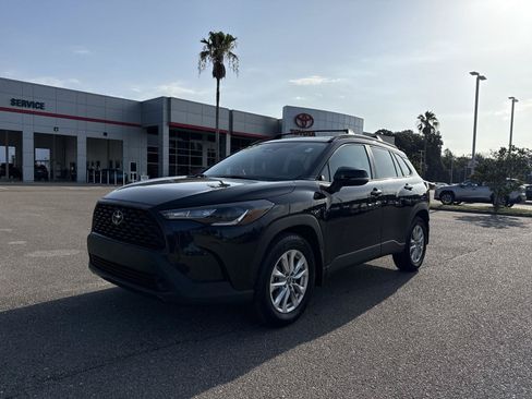 Certified 2025 Toyota Corolla Cross LE FWD image 1