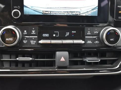 Used 2025 Toyota Highlander LE FWD image 32