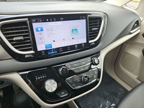 Used 2024 Chrysler Pacifica Touring-L FWD image 23