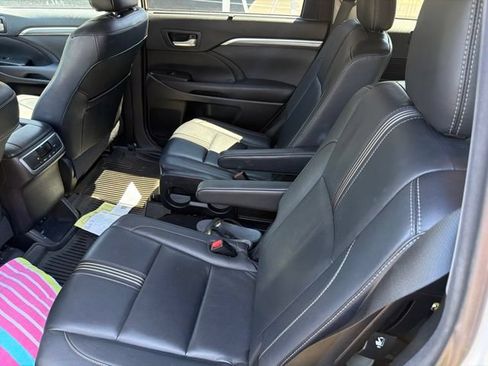 Used 2017 Toyota Highlander SE AWD/4WD image 19