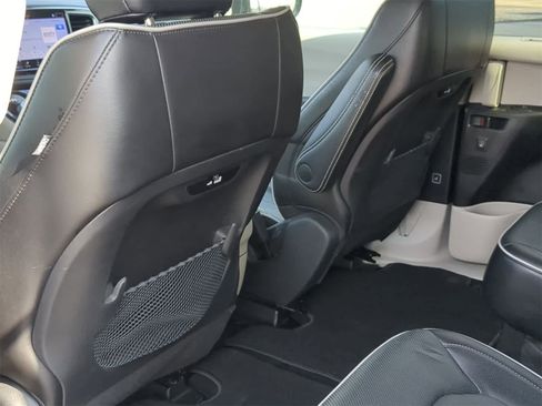 Used 2023 Chrysler Pacifica Limited image 25