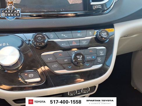 Used 2023 Chrysler Pacifica Touring-L FWD image 21