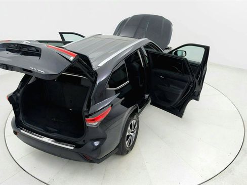 Used 2020 Toyota Highlander XLE AWD/4WD image 23