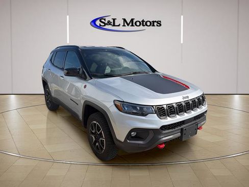 Used 2025 Jeep Compass Trailhawk w/ Trailhawk Convenience Group AWD/4WD image 2