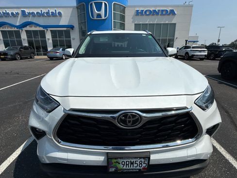 Used 2022 Toyota Highlander Limited AWD/4WD image 2