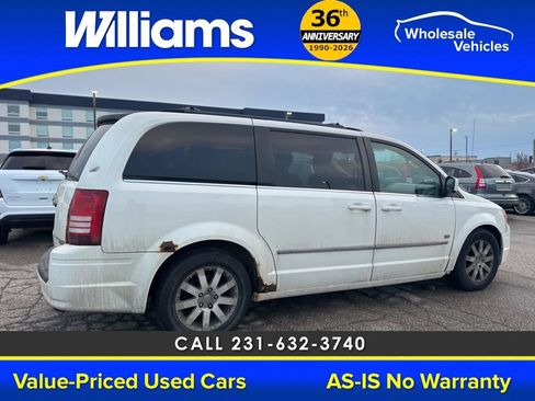 Used 2009 Chrysler Town & Country Touring image 5