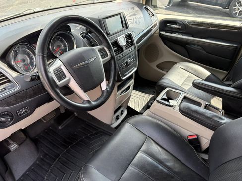 Used 2015 Chrysler Town & Country Touring-L w/ Driver Convenience Group FWD image 4