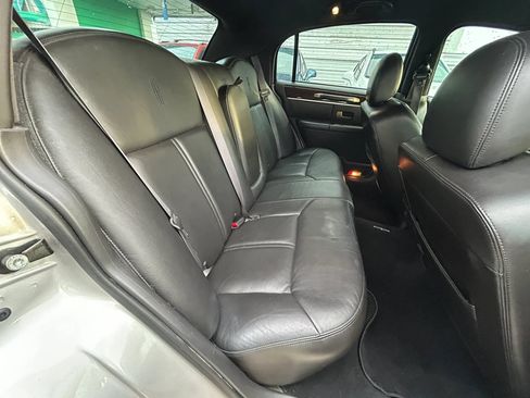 Used 2009 Lincoln Town Car Signature Limited RWD image 17