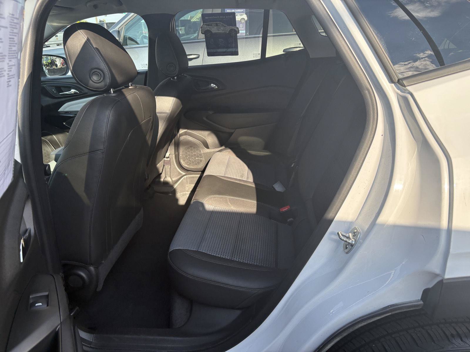 Used 2025 Chevrolet Trax LT w/ LT Convenience Package FWD image 14