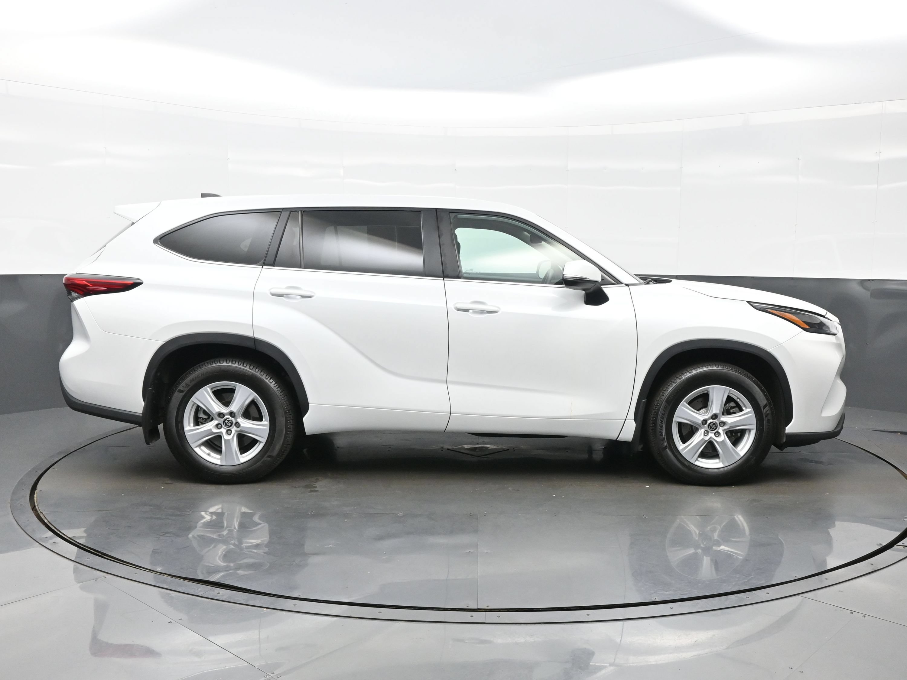 Used 2023 Toyota Highlander L AWD/4WD image 7