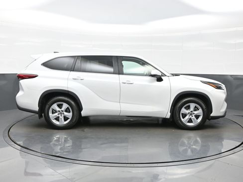 Used 2023 Toyota Highlander L AWD/4WD image 7