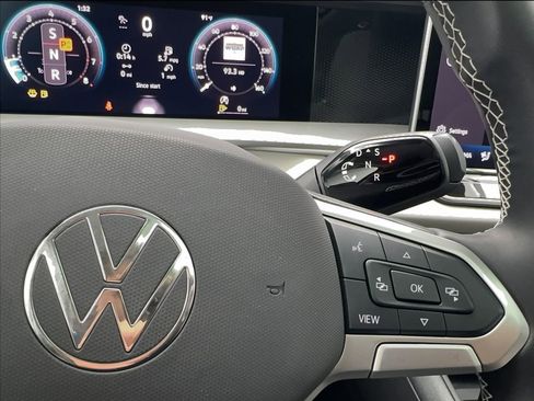 Used 2025 Volkswagen Tiguan SE w/ Panoramic Sunroof Package FWD image 39