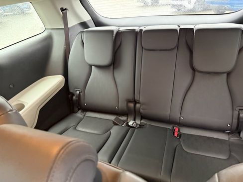 Certified 2023 Kia Carnival LX image 9