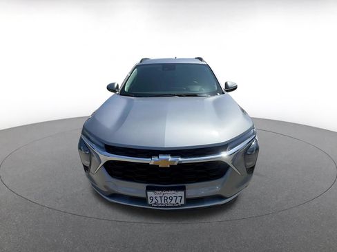 Used 2025 Chevrolet Trax LT FWD image 4