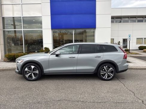 Used 2025 Volvo V60 B5 Cross Country Plus image 2