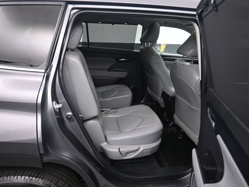 Used 2023 Toyota Highlander XLE FWD image 49